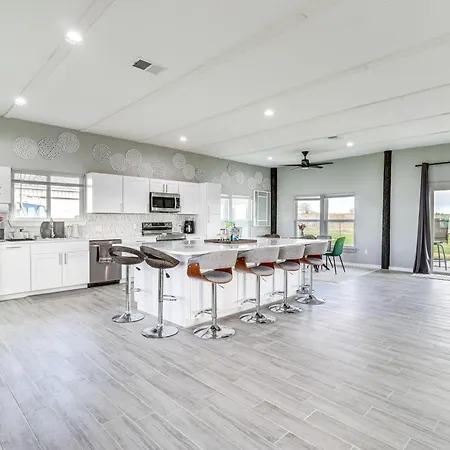 Modern Farmhouse In Del Valle Rural Setting!